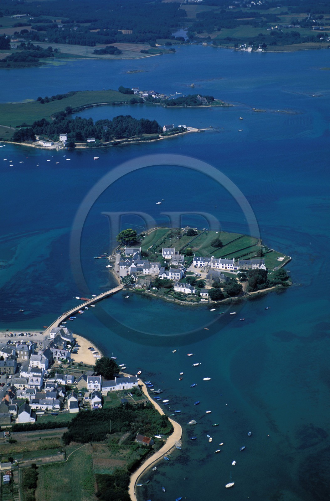 France, Morbihan (56), l' île de Saint Cado sur la rivière Etel (vue aérienne)