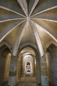 France, Yonne (89), Auxerre, l'église abbatiale de l'abbaye Saint-Germain, voutement à dix ogives de la chapelle gothique construite au XIVe siècle en extension de la crypte carolingienne, le sarcophage de Germain dans ce qui reste de l'oratoire du Ve siècle en arrière plan