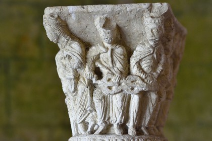 France, Seine-Maritime (76), Saint-Martin-de-Boscherville, Abbaye Saint-Georges de Boscherville du XIIe siècle, chapiteau historié des musiciens dans la salle capitulaire (salle du chapitre)