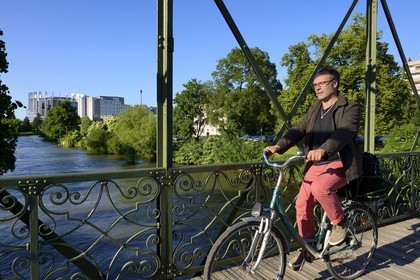 France, Bas-Rhin (67), Strasbourg, la passerelle Ducrot sur la rivière l’Ill et le Parlement Européen
