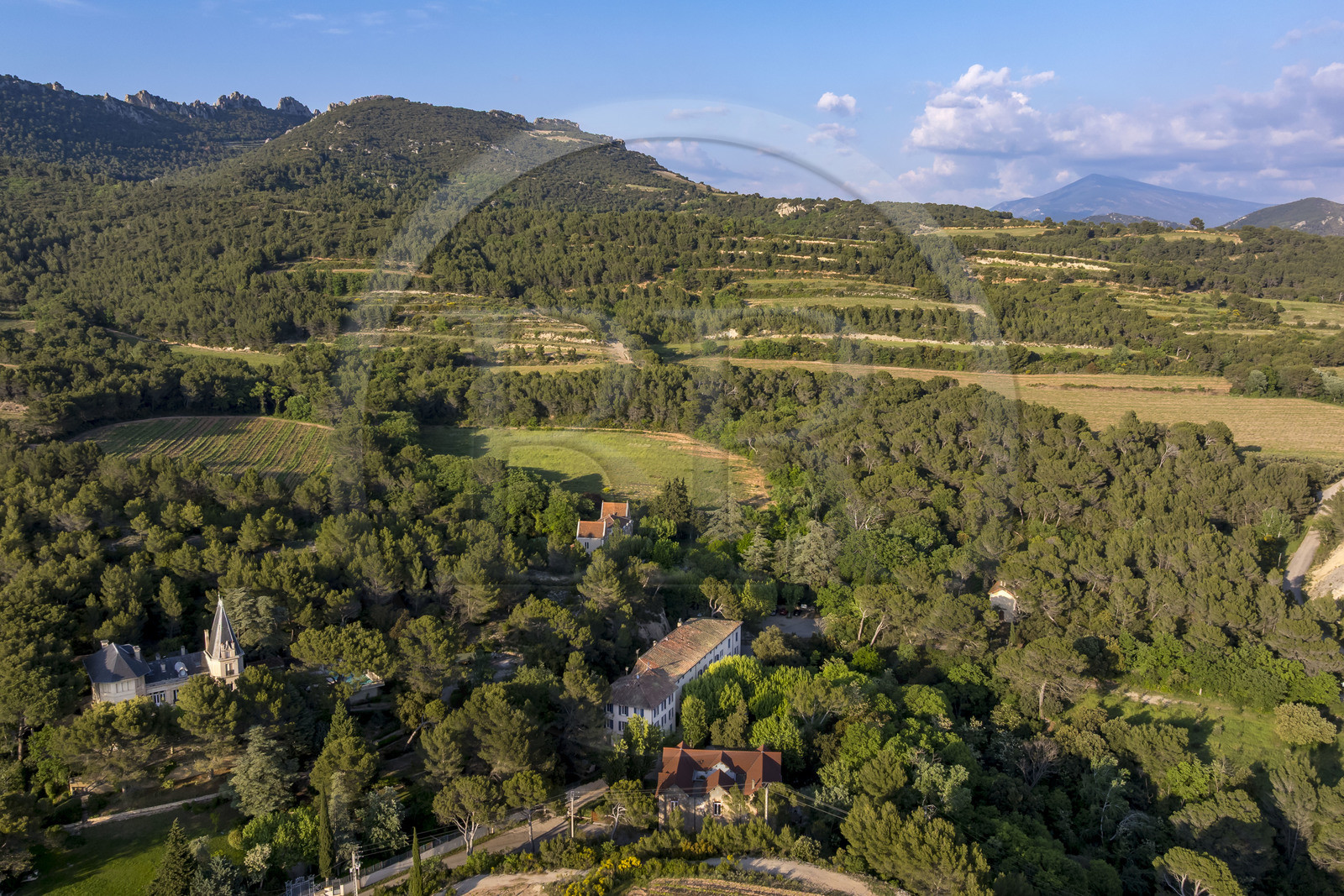 France, Vaucluse (84), Dentelles de Montmirail, Gigondas, grand hôtel-restaurant de Montmirail, le Mont Ventoux en arrière plan (vue aérienne)