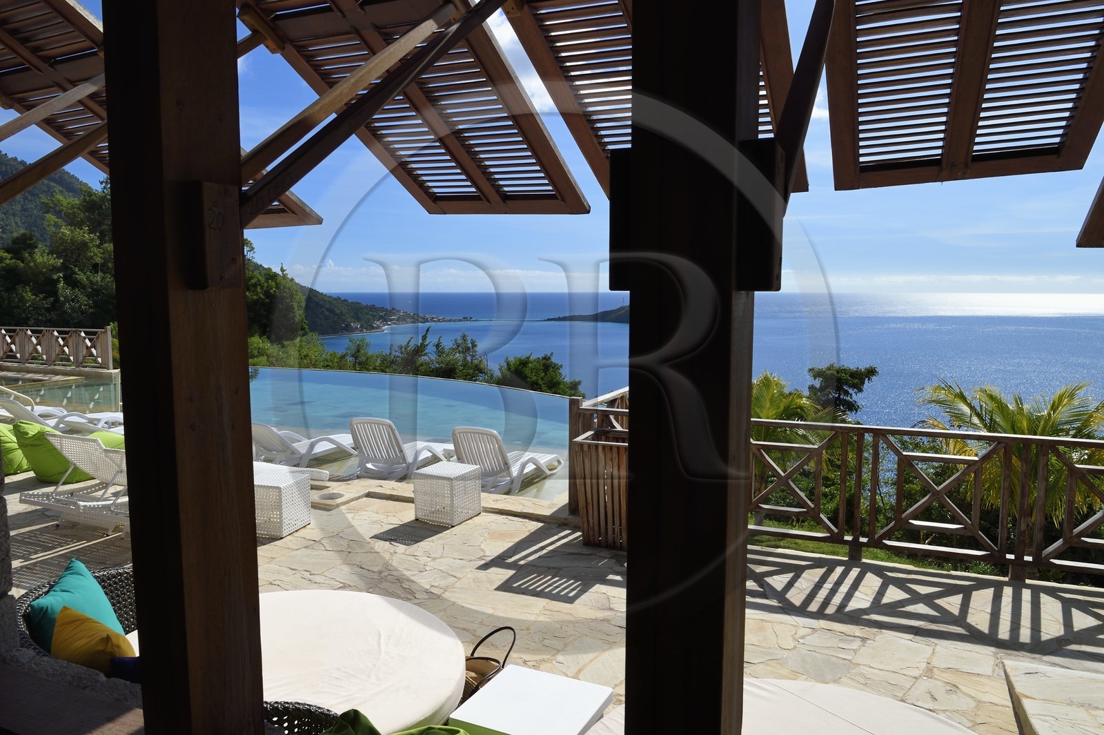 Caraïbes, Ile de la Dominique, baie de Soufrière, Soufrière, piscine à débordement de l'hotel Jungle Bay