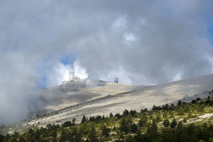 France, Vaucluse (84), Parc Naturel Régional du Mont Ventoux, Bedoin, la station météo au sommet du Mont Ventoux (1910m) et le versant sud de la montagne