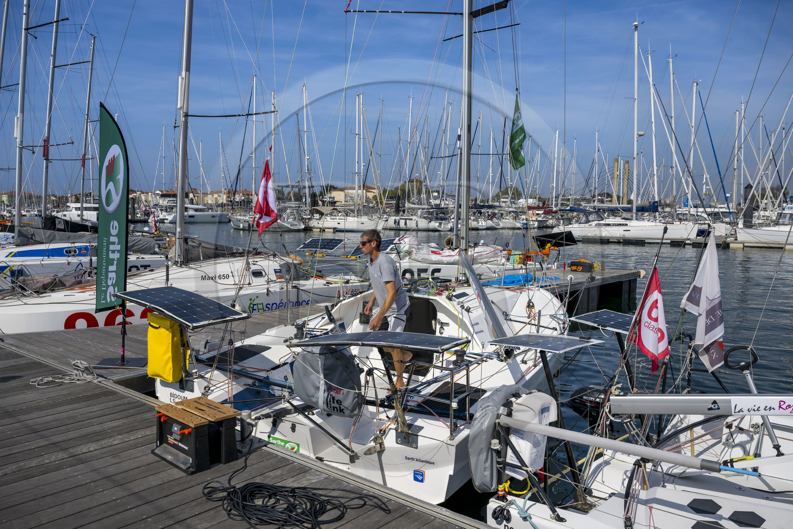France, Vendée (85), Les-Sables-d'Olonne, Port Olona, ponton des voiliers du Vendée Globe, bateau à voile monocoque de régate de classe Mini 6,50 se préparant à participer à la minitransat, le skipper Hugo Cardon