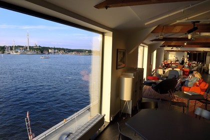 Suède, Stockholm, île de Södermalm, le Musée de la photographie Fotografiska, le bar au dernier étage offre l'une des plus belles vues sur la ville