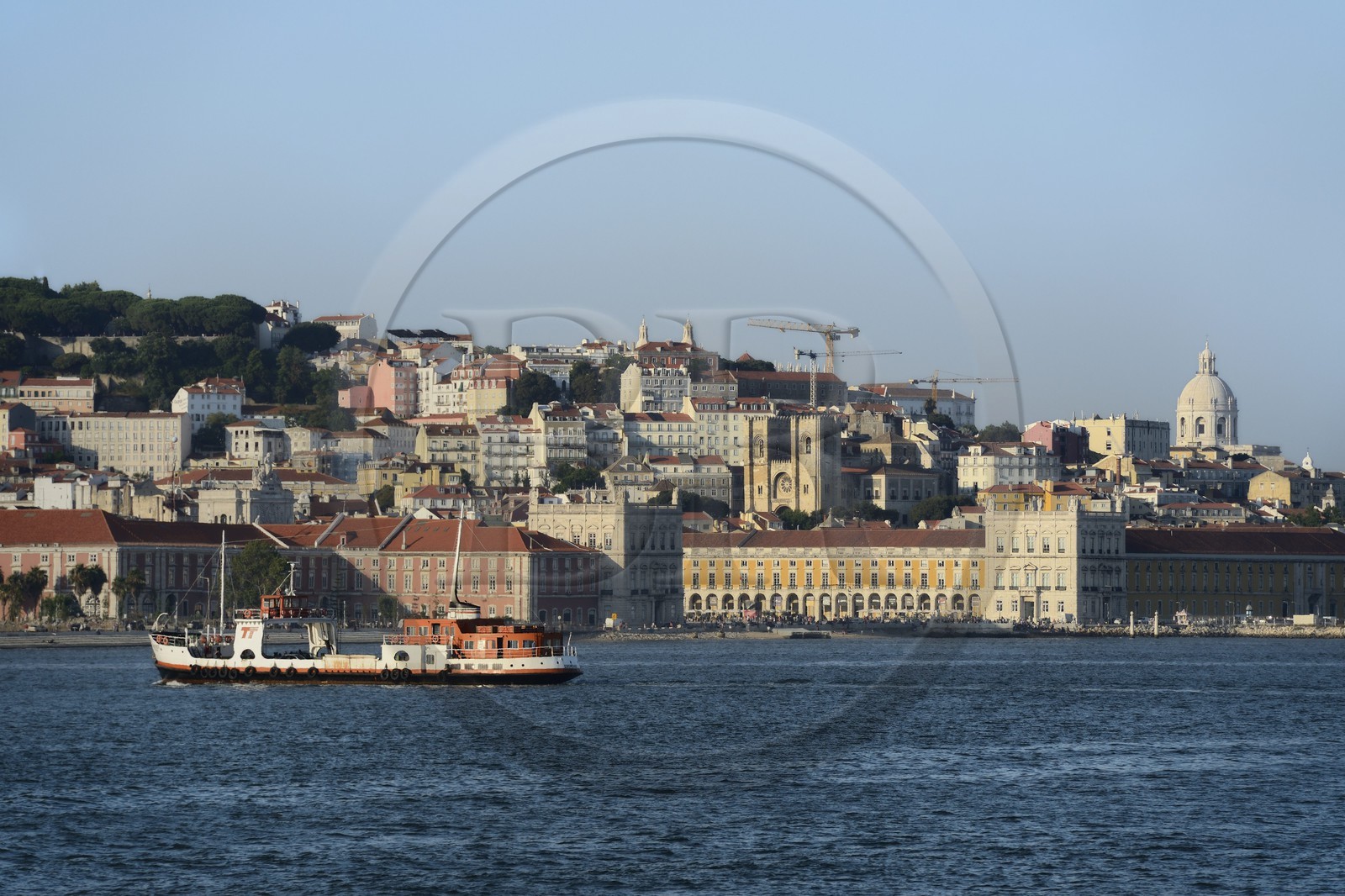 Portugal, Lisbonne, ferry sur le fleuve Tage (Rio Tejo) et le centre historique en arrière-plan