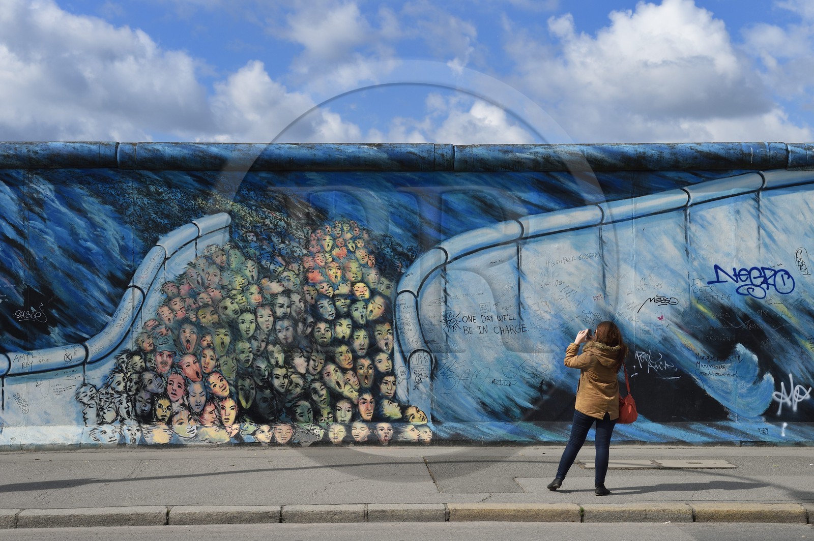 Allemagne, Berlin, Friedrichshain-Kreuzberg, East Side Gallery, le mur, oeuvre intitulé Es geschah im November (C'est arrivé en Novembre) par Kani Alavi