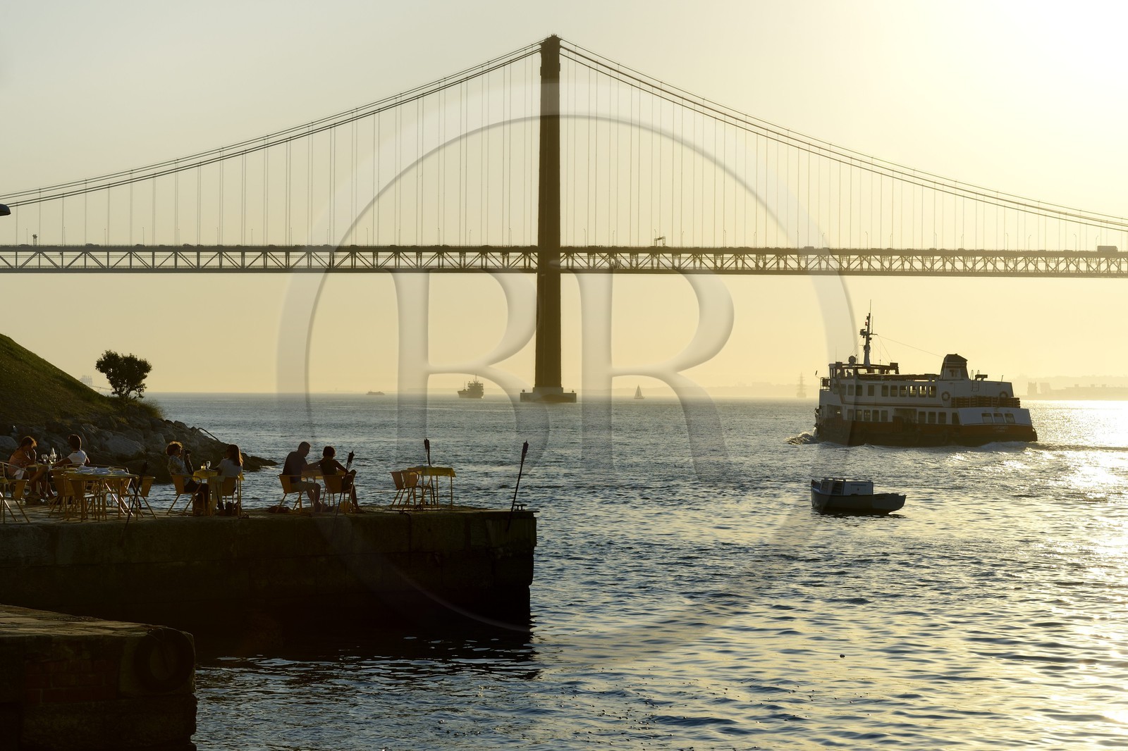 Portugal, région de Lisbonne, commune d'Almada au lieu dit Ponto Final sur la rive sud du Tage, le pont du 25 de Abril