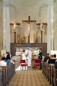 France, Meurthe-et-Moselle (54), Briey, église Saint-Gengoult, mariage devant le Calvaire attribuée au sculpteur Ligier Richier (XVIème siècle)