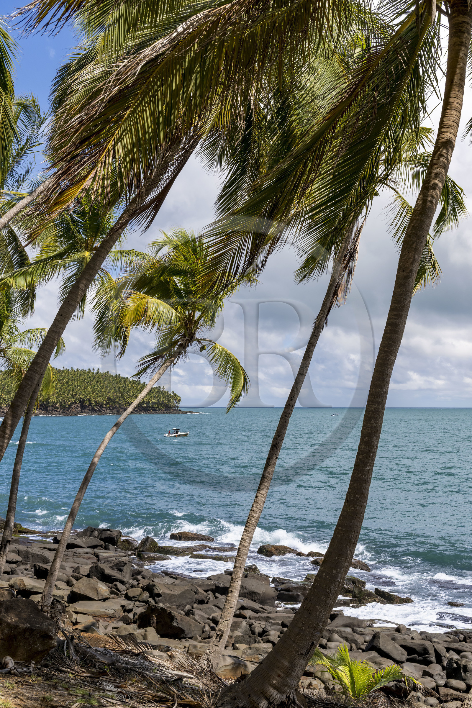 France, Guyane, Kourou, Iles du Salut, l'Ile Royale, l'Ile du Diable en arrière plan