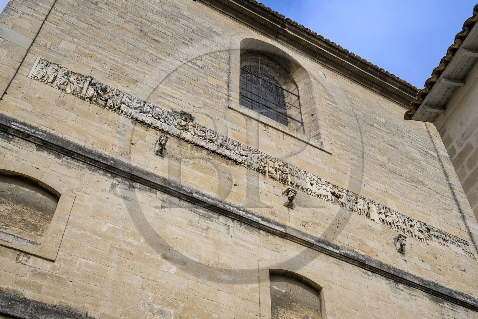 France (30), Gard, Beaucaire, collégiale collégiale Notre-Dame des Pommiers, frise romane (12e-13e siècle), incorporée au sein du mur Est du clocher, seul vestige de l'ancienne église romane