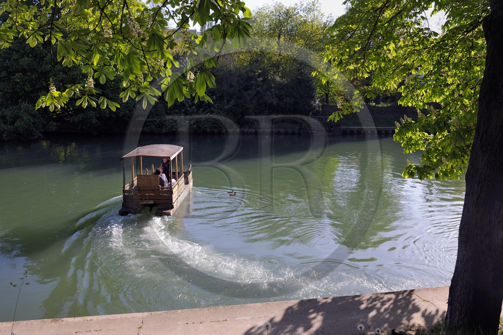 France, Val-de-Marne (94), les bords de Marne, Nogent-sur-Marne, barge à moteur pour rejoindre l'Ile des loups