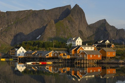 Norvège, Nordland, Iles Lofoten, Ile de Moskenes, le village de pêcheurs de Reine au soleil de minuit