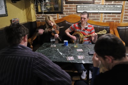 Royaume-Uni, Irlande du Nord, Belfast, concert de musique traditionnelle dans le plus vieux pub de la ville datant de 1711 le McHughs