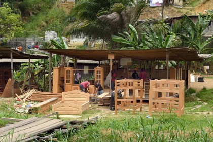 Gabon, Libreville, fabricant de meuble