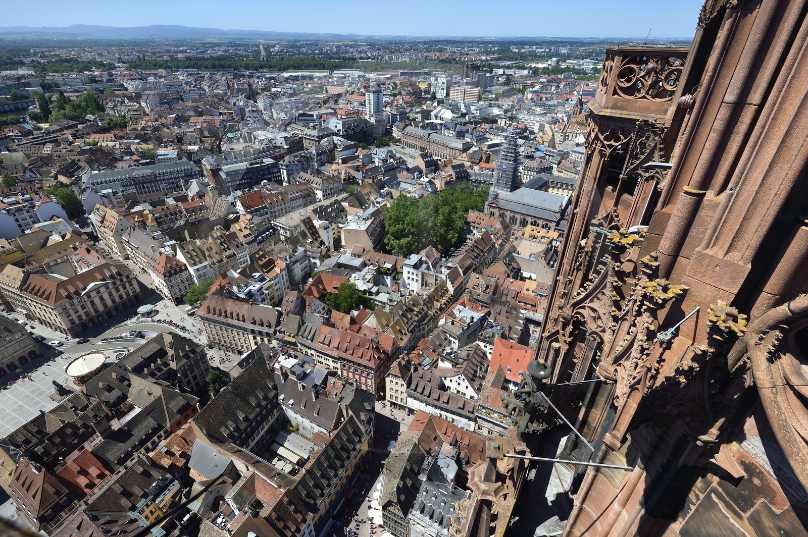 France, Bas-Rhin (67), Strasbourg, vieille ville classée au Patrimoine Mondial de l'UNESCO, la place Gutenberg à gauche et la place Kleber en arrière plan vus depuis le sommet de la cathédrale Notre-Dame