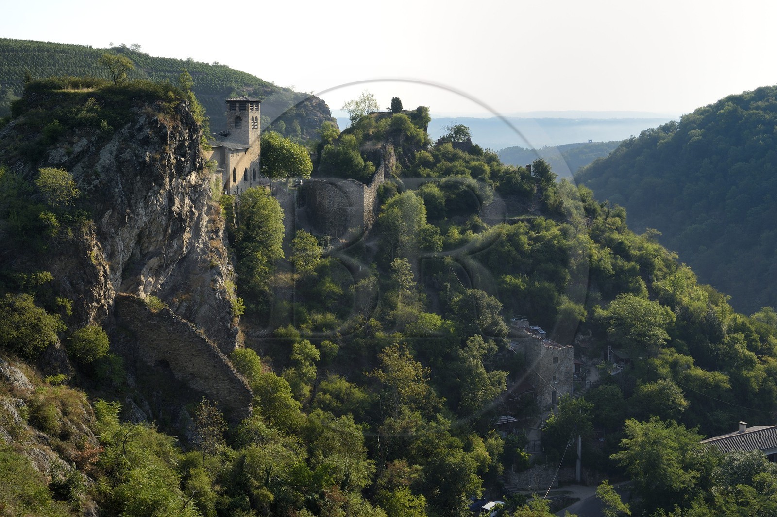 France, Loire (42), Parc Naturel Régional du Pilat, Malleval, cité médiévale accrochée à un éperon rocheux dominant les gorges du Batalon dans le massif du Pilat