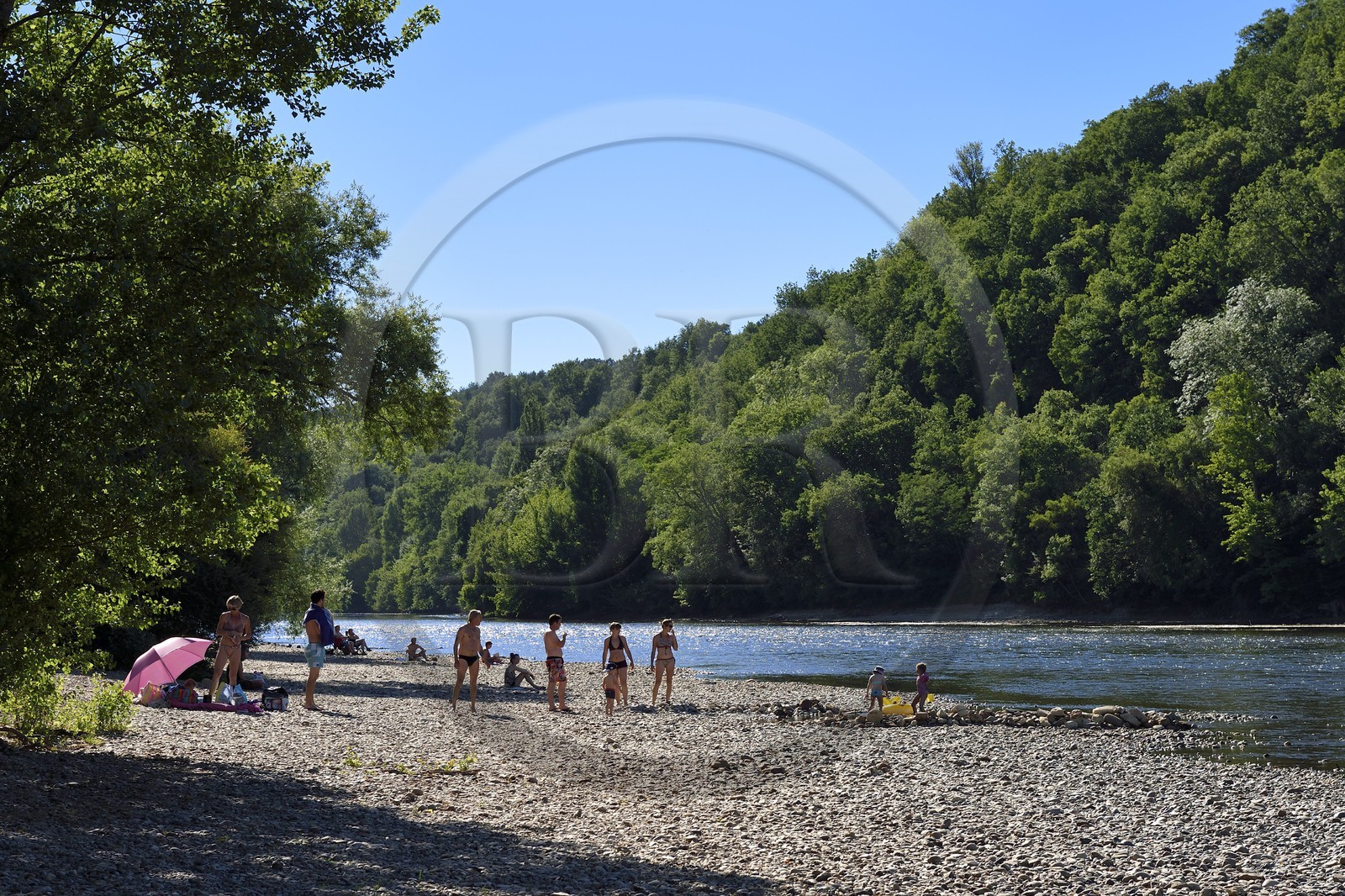 France, Dordogne, Perigord Noir, Dordogne Valley, Limeuil, labelled Les Plus Beaux Villages de France (The Most Beautiful Villages of France), beach along the Dordogne river