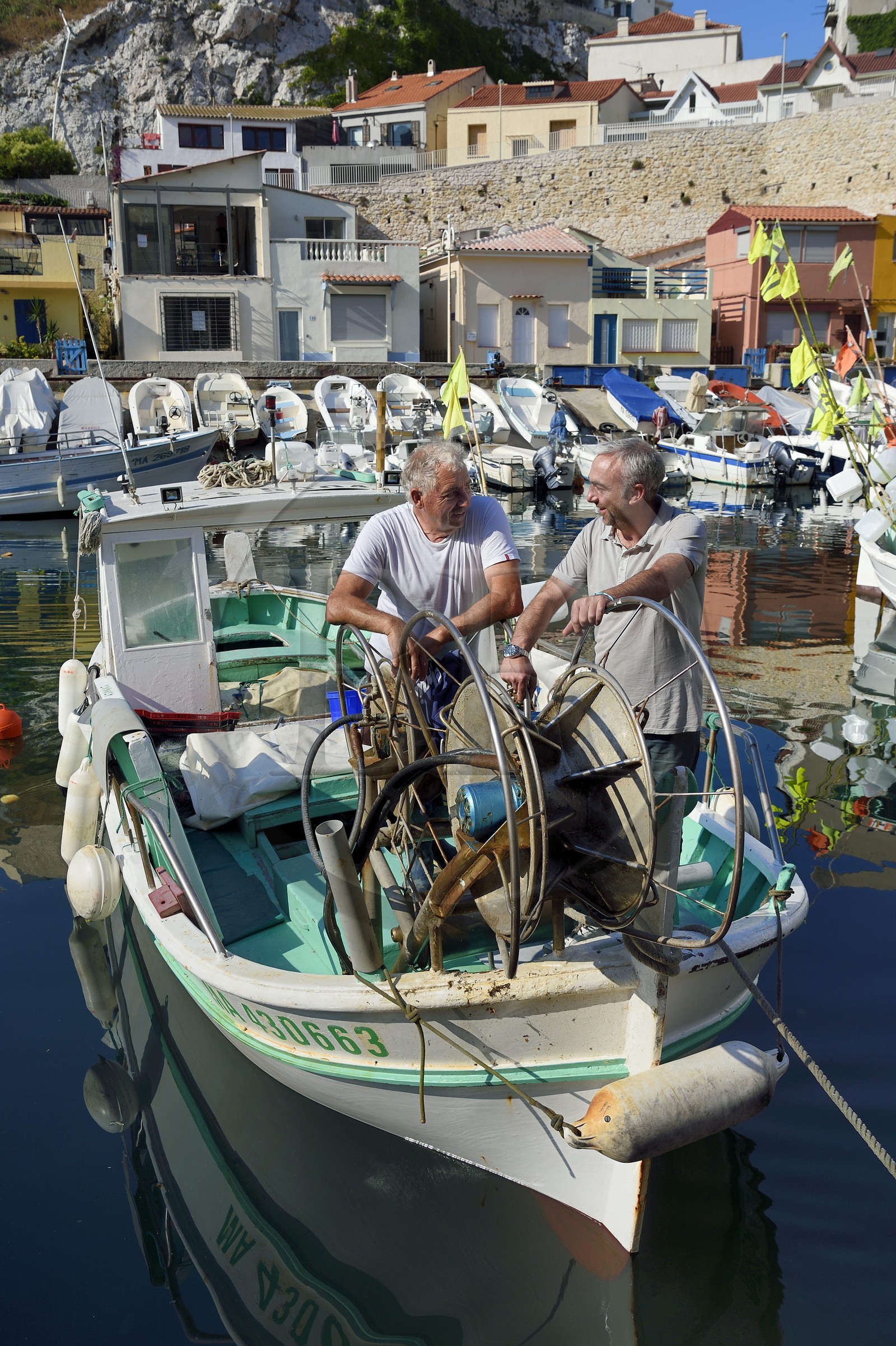 France, Bouches-du-Rhône (13), Marseille, quartier d'Endoume, le Vallon des Auffes, Alexandre Pinna patron des restaurants Chez Fonfon et Chez Jeannot à droite et le pêcheur Henri Rossi à gauche