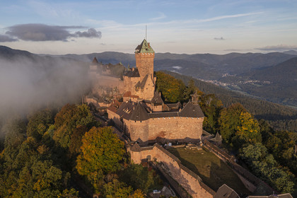France, Bas-Rhin (67), Orschwiller, le chateau du Haut-Koenigsbourg positionné sur les contreforts vosgiens et surplombant la plaine d'Alsace à l'Est ainsi que les vallées de Villé et de la Bruche à l'ouest en arrière plan (vue aérienne)