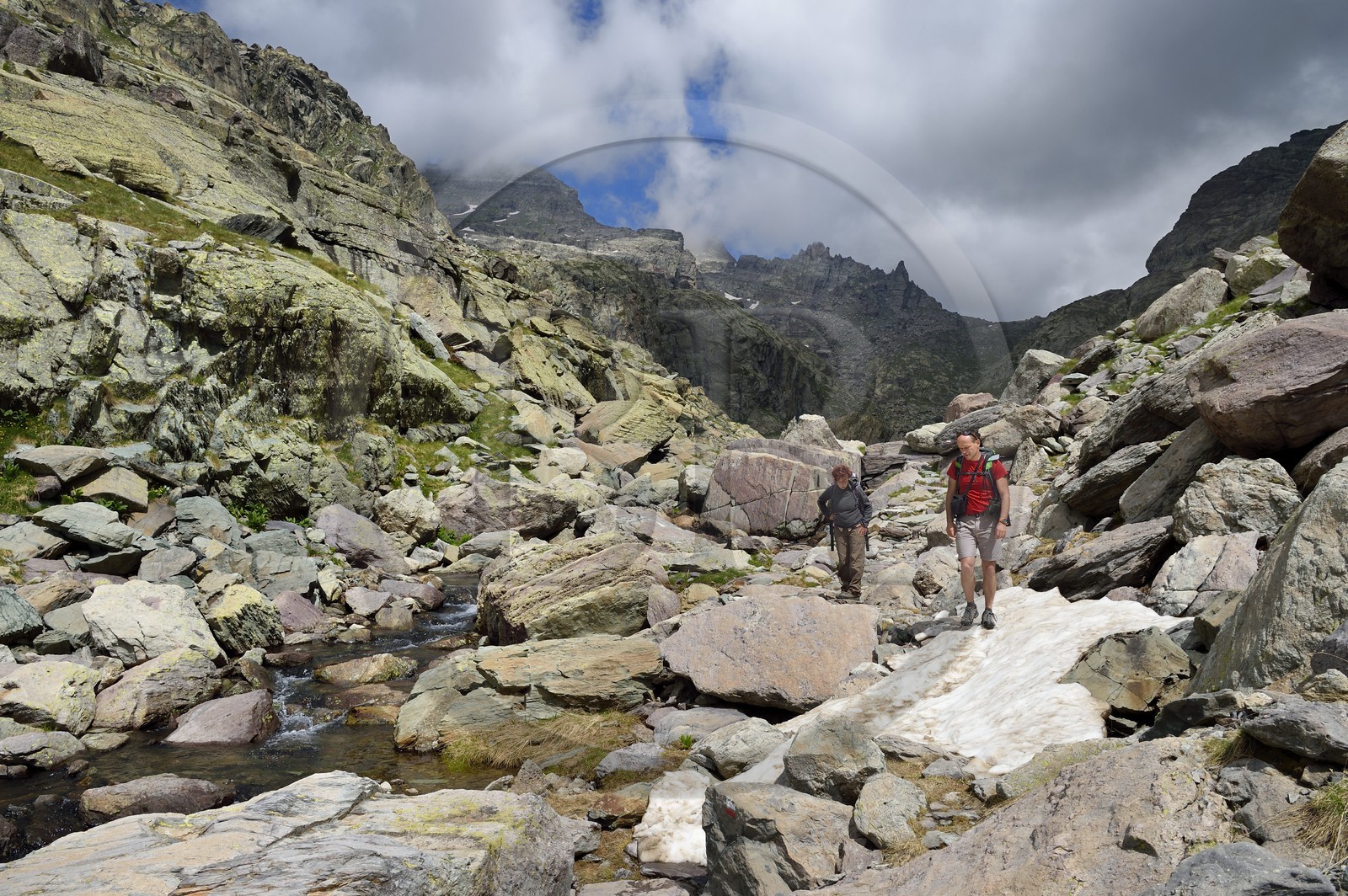 France, Alpes-Maritimes (06), parc national du Mercantour, Vallée des Merveilles parsemée de milliers de gravures rupestres de l'Age de bronze, randonneurs sur le sentier de randonnée GR 52 vers la Baisse de Valmasque et le Mont du Grand Capelet (2915m) en arrière plan