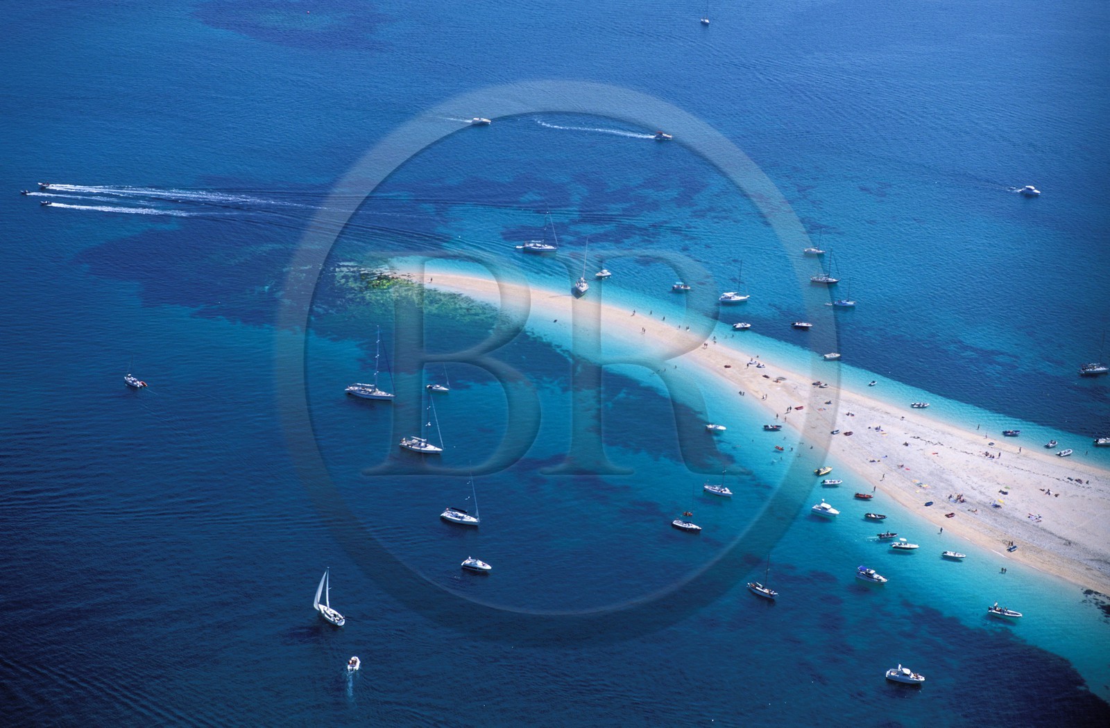 France, Finistère (29), archipel des Glénans, des bateaux au mouillage sur une langue de sable (vue aérienne)