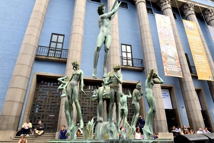 Suède, Stockholm, Norrmalm, quartier du centre ville, Hotorget place, devant la salle philarmonique de Konserthuset les bronze Orpheus de Carl Miles