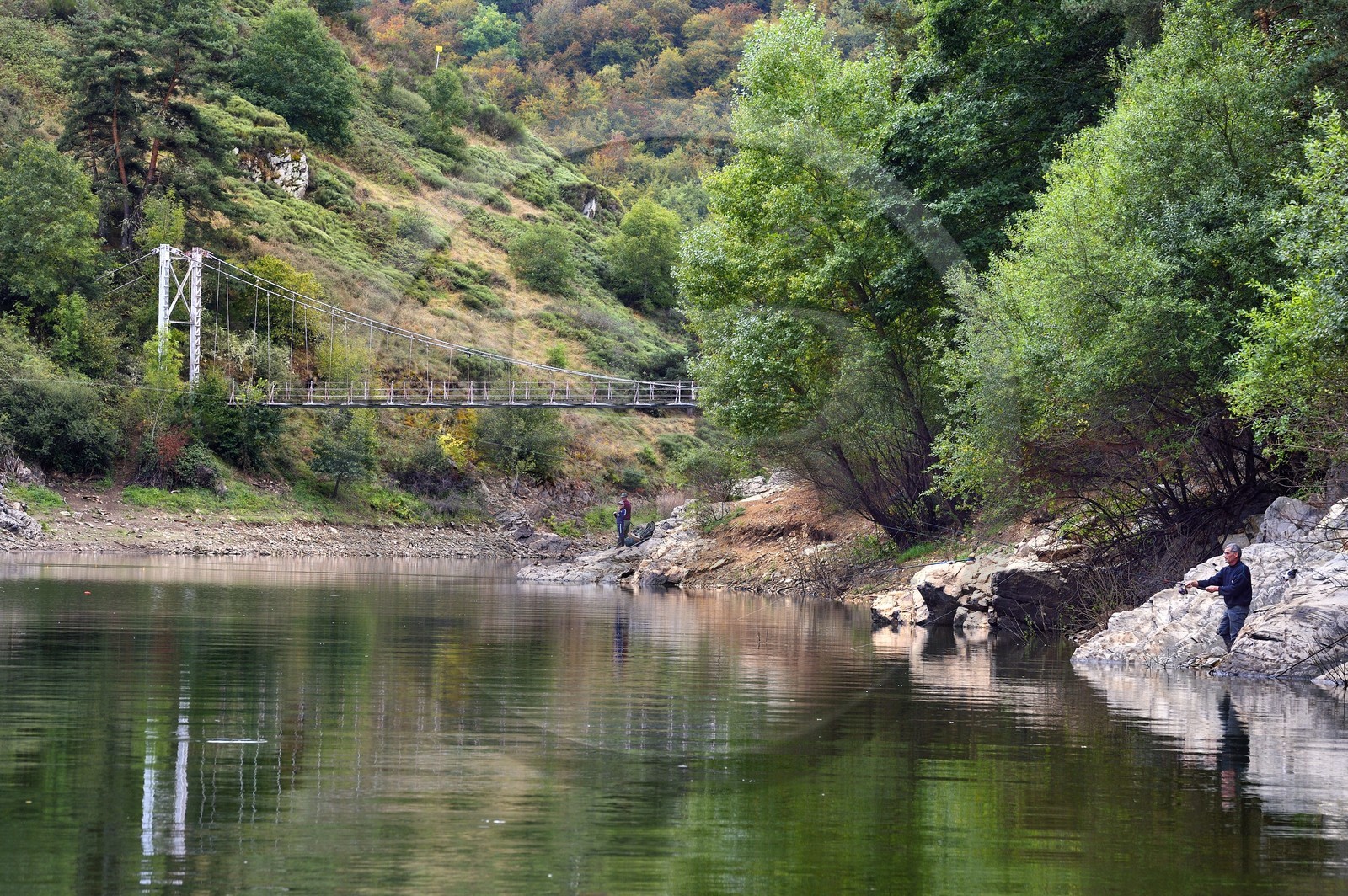France, Cantal (15), Gorges de la Truyère, Chaliers, pêcheurs à la ligne sur les berges aux abords de la passerelle de Valadour au dessus de la rivière Truyère