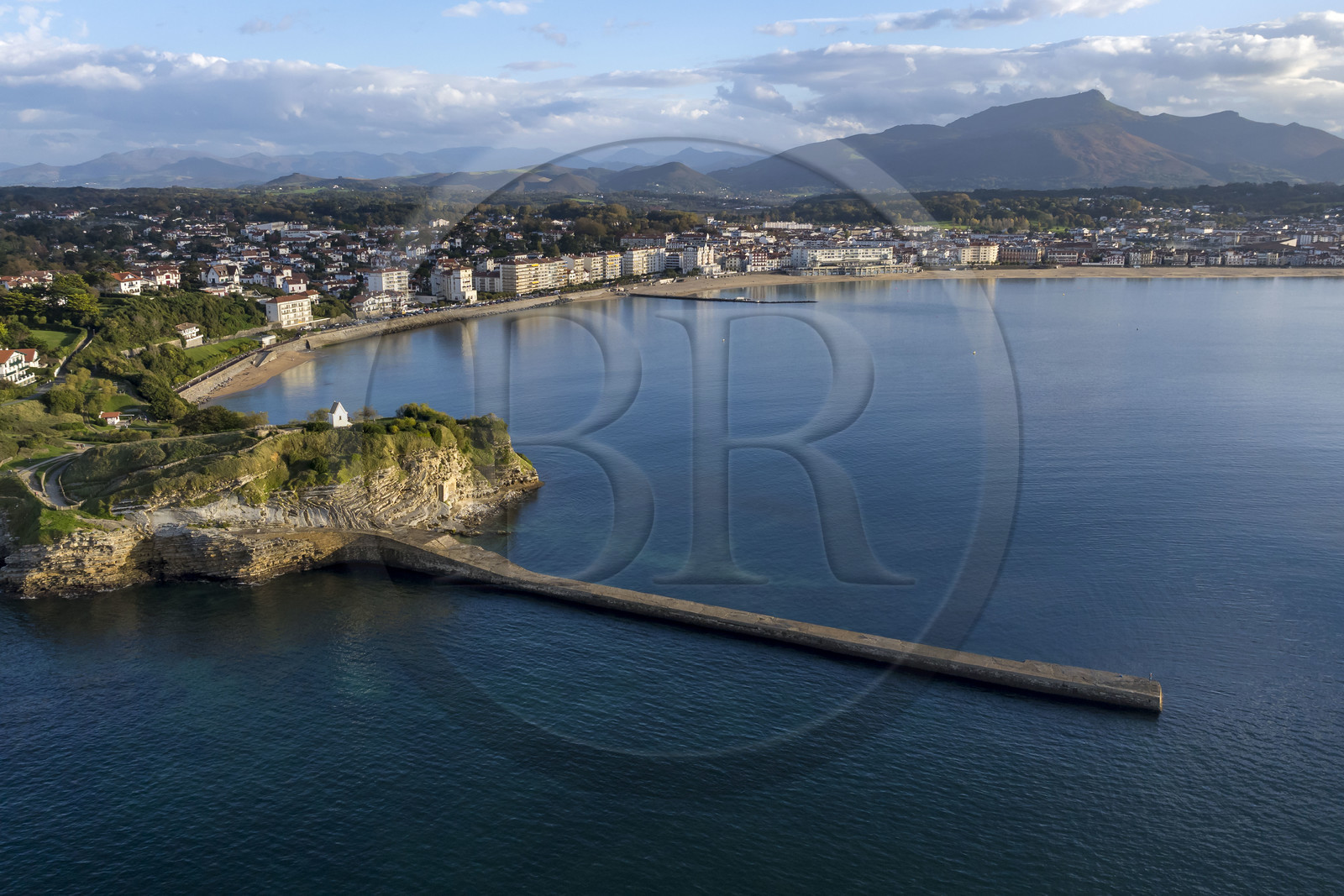 France, Pyrénées-Atlantiques (64), la côte du Pays-Basque, Saint-Jean-de-Luz, la digue de Sainte-Barbe à l'entrée de la baie de Saint-Jean-de-Luz, la Grande Plage et la montagne de La Rhune en arrière plan (vue aérienne)
