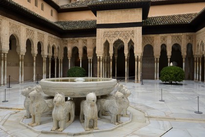 Espagne, Andalousie, Grenade, Palais nasrides de l'Alhambra, classé Patrimoine Mondial de l'UNESCO, patio du Palais des Lions (Patio de los Leones)