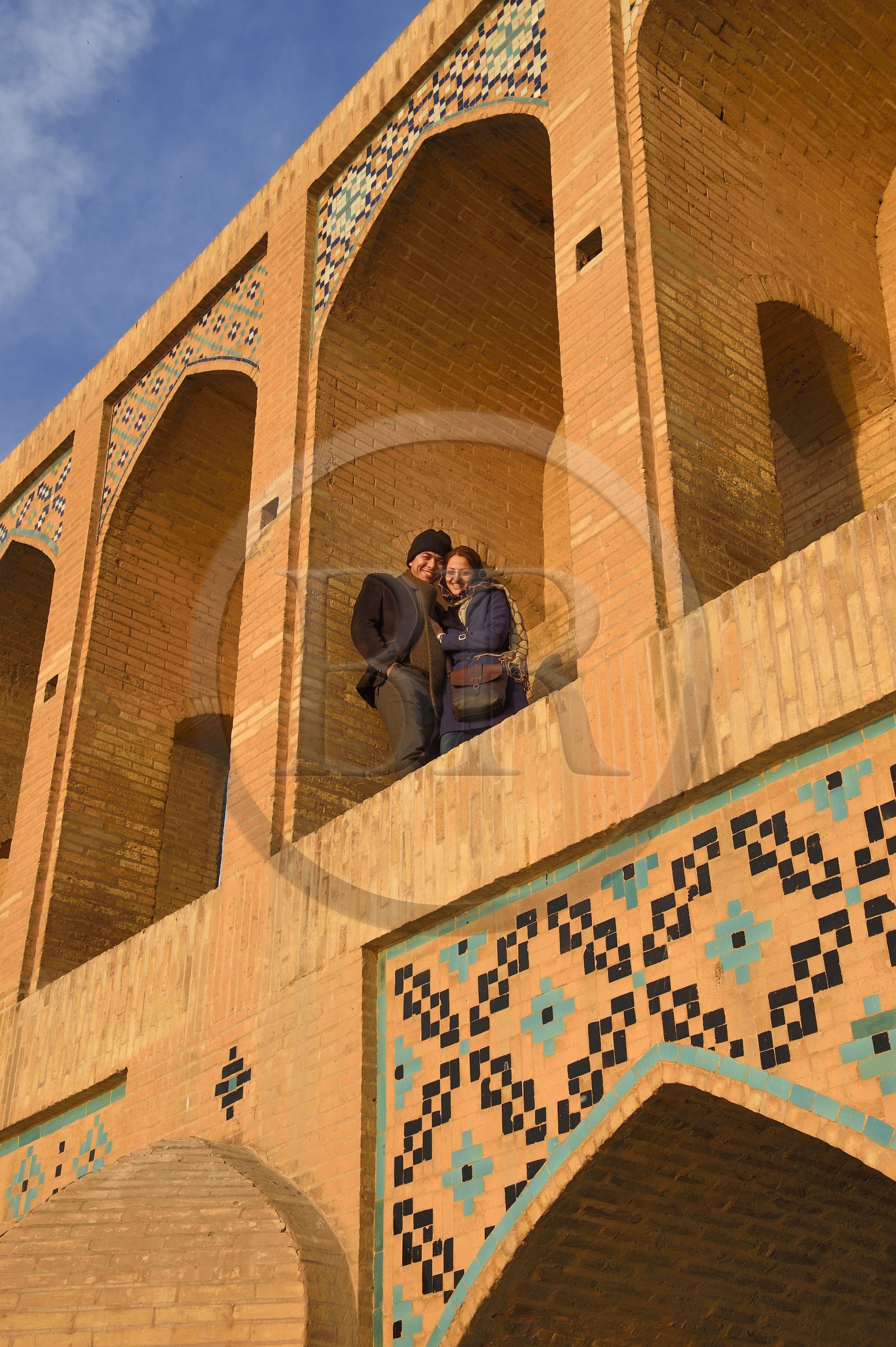 Iran, province d'Ispahan, Ispahan, Pont Khaju sur la rivière Zayandeh, couple d'amoureux