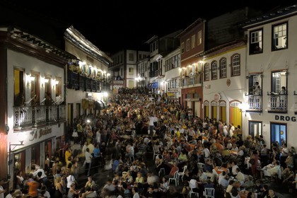 Brésil, Etat du Minas Gerais, ville de Diamantina, centre historique classé Patrimoine Mondial de l 'UNESCO, à l'occasion d'un grand concert de rue bi mensuel, les deux ochestres de la ville jouent perchés aux fenêtres entourant la petite place (Route de l'or, Estrada Real)