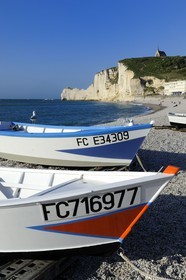France, Seine-Maritime (76), Pays de Caux, Côte d'Albâtre, Etretat, la falaise d'Amont et l'église Notre-Dame-de-la-Garde depuis la plage de la ville avec les barques de pecheurs