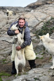 Groenland, cote ouest, Uummannaq, l'éleveur de chiens de traineau Malti Suulutsun portant un pantalon en peau d'ours