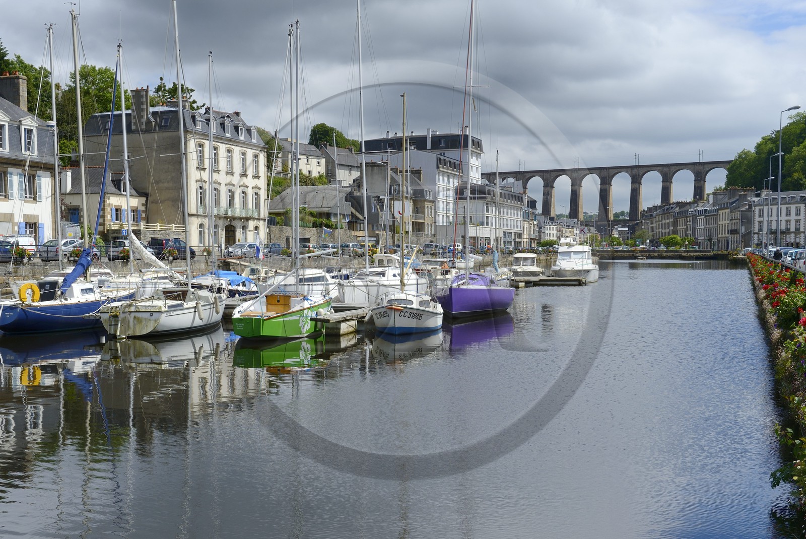 France, Finistère (29), Morlaix, le port et le viaduc au dessus du centre ville