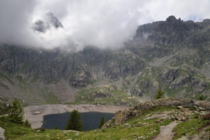 France, Alpes-Maritimes (06), parc national du Mercantour, vallée de la Valmasque, le lac Vert et la Brèche de la Charnassère en arrière plan