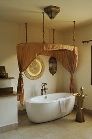 Tanzanie, archipel de Zanzibar, île de Unguja (Zanzibar), côte Sud-Est, Bwejuu, le luxueux Baraza Resort & Spa, salle de bain d'un bungalow