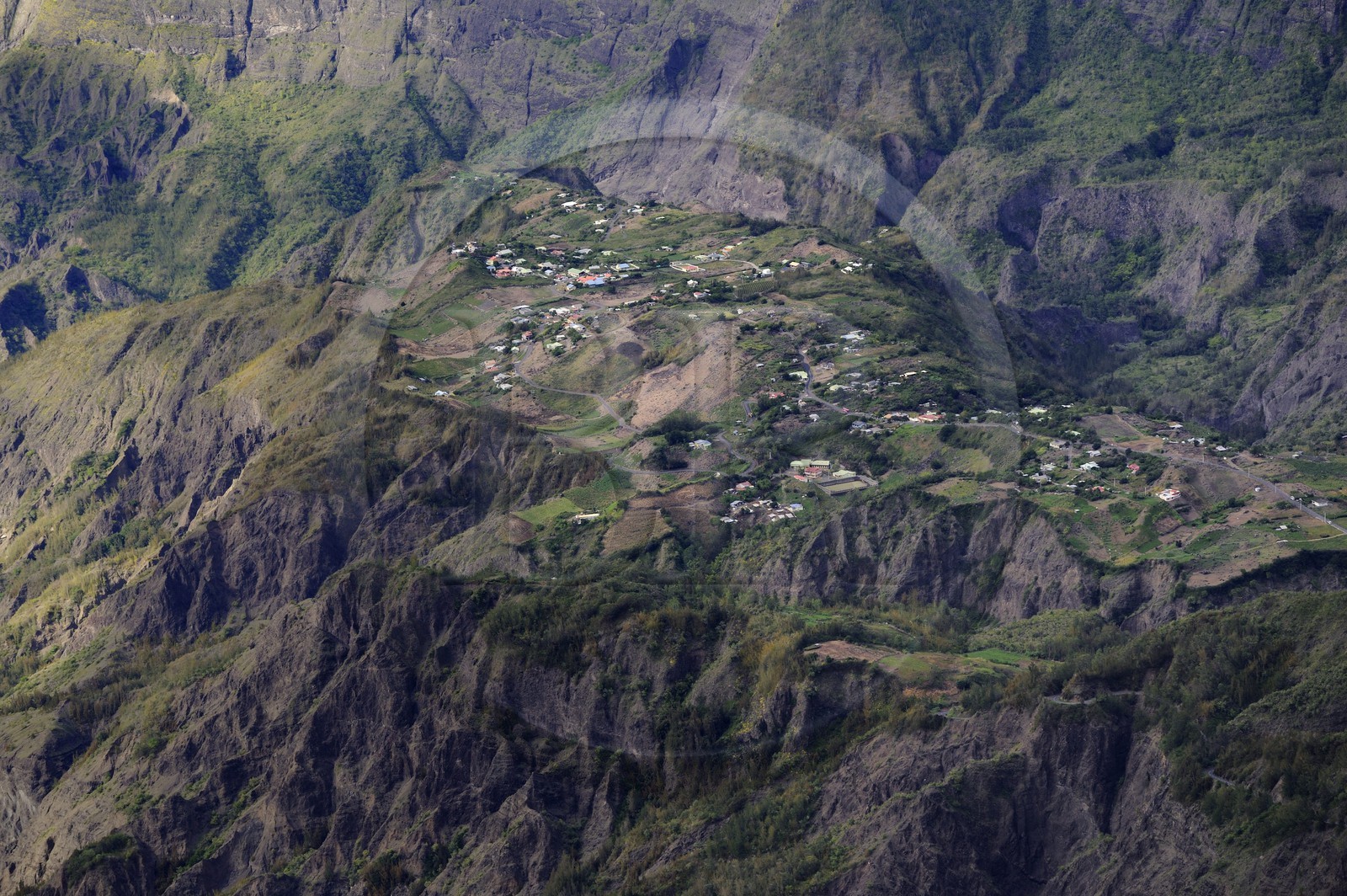 France, Ile de la Reunion, le cirque de Cilaos, classé Patrimoine Mondial de l'UNESCO, petit village isolé de Ilet à Cordes (vue aérienne)