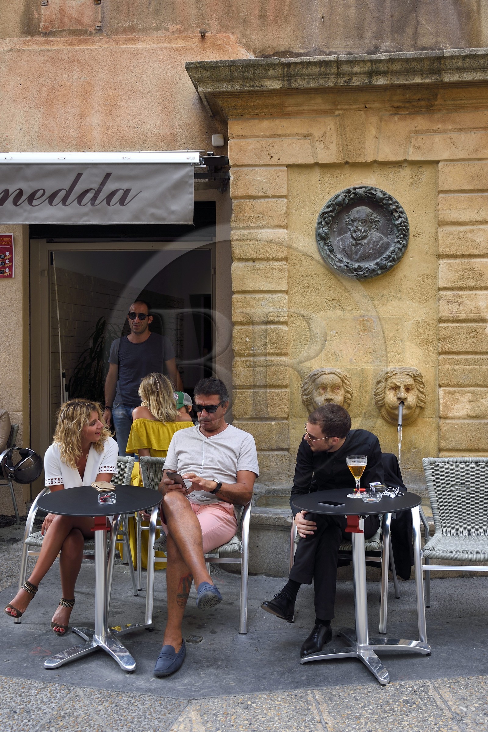 France, Bouches-du-Rhône (13), Aix en Provence, fontaine des Bagniers au croisement des rues des Bagniers et des Chapeliers, médaillon en bronze représentant Paul Cézanne d’après un dessin de Renoir