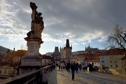 République Tchèque, Prague, centre historique classé Patrimoine Mondial de l' UNESCO, le pont Charles (Karluv Most ou Karlov Most), la tour gothique à l'entrée du pont du côté du quartier de Mala Strana devant l'église Saint Nicolas (Sv. Mikulase) et le chateau Royal en arrière plan à droite
