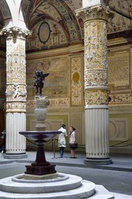 Italie, Toscane, Florence, centre historique classé Patrimoine Mondial de l'UNESCO, le Palazzo Vecchio, cour de Michelozzo avec des fresques de villes autrichiennes sur le mur de Giorgio Vasari, statue de l'Enfant au dauphin de Verrocchio