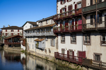France, Pyrénées-Atlantiques (64), Pays-Basque, Saint-Jean-Pied-de-Port, maisons sur la rivière Nive de Béhérobie