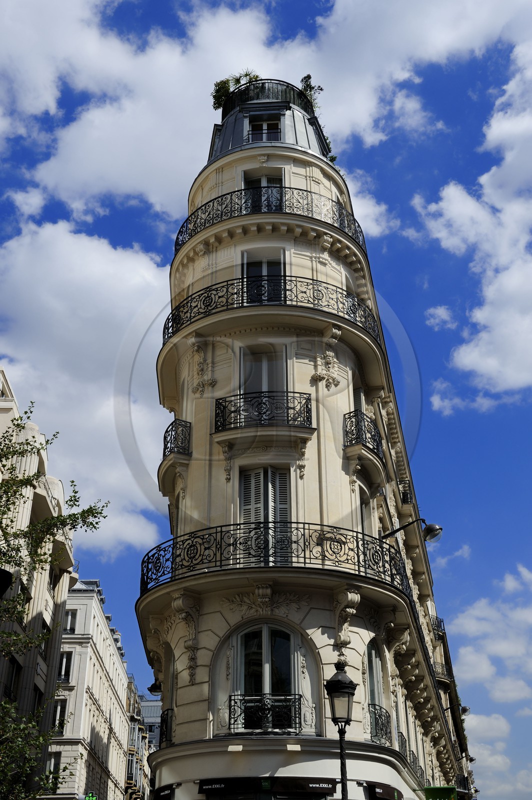 France, Paris (75), immeuble haussmannien à l'angle de la rue de Hanovre et de la rue du Quatre-septembre
