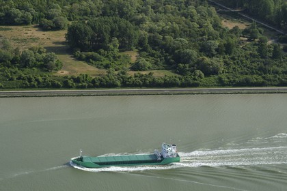 France, Seine-Maritime (76), navigation d'un cargo dans l'estuaire de la Seine (vue aérienne)