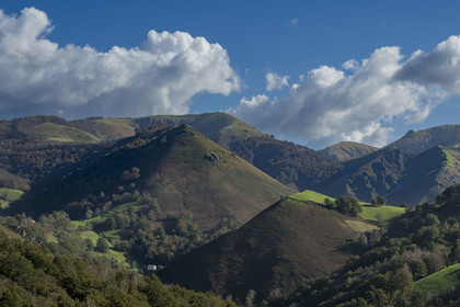 France, Pyrénées-Atlantiques (64), Pays-Basque, vallée des Aldudes, Urepel, le Kintoa (le pays Quint) au sud de la vallée à cheval de la frontière espagnole