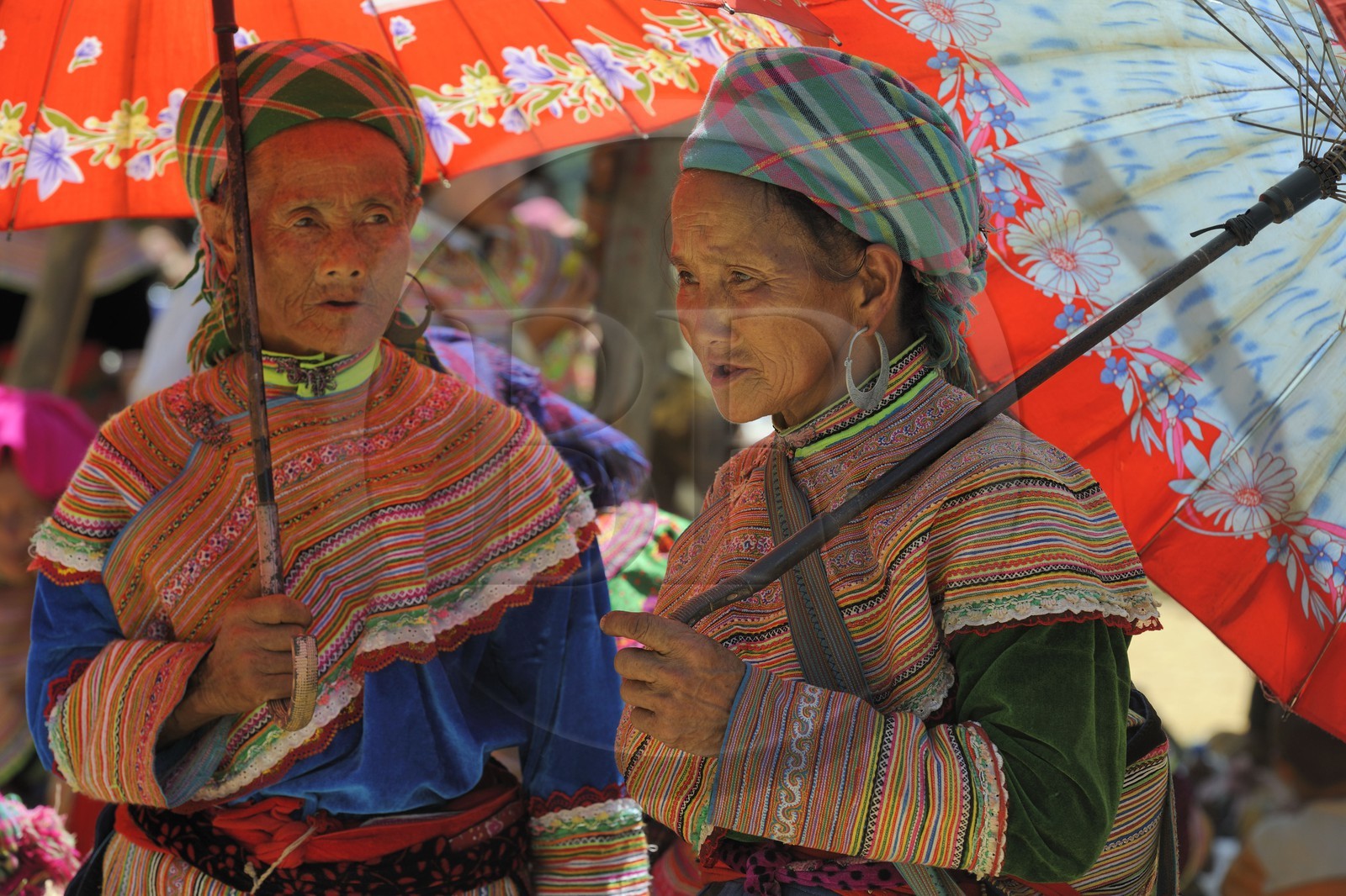 Vietnam, province de Lao Cai, région de Bac Ha, marché de Can Cau, femmes de la minorité Hmong Fleur