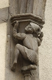 France, Loir et Cher (41), Blois, maison des acrobates du 15è siècle, détail des pans de bois sculptés