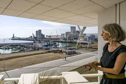 France, Charente-Maritime (17), La Rochelle, le Port Atlantique La Rochelle, Sarah Boursier observe le port de commerce La Pallice