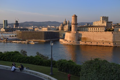 France, Bouches-du-Rhône (13), Marseille, MuCEM (Musée des civilisations de l'Europe et de la Méditerranée) par les architectes Rudy Ricciotti et R. Carta, le Fort Saint Jean et la cathédrale La Major