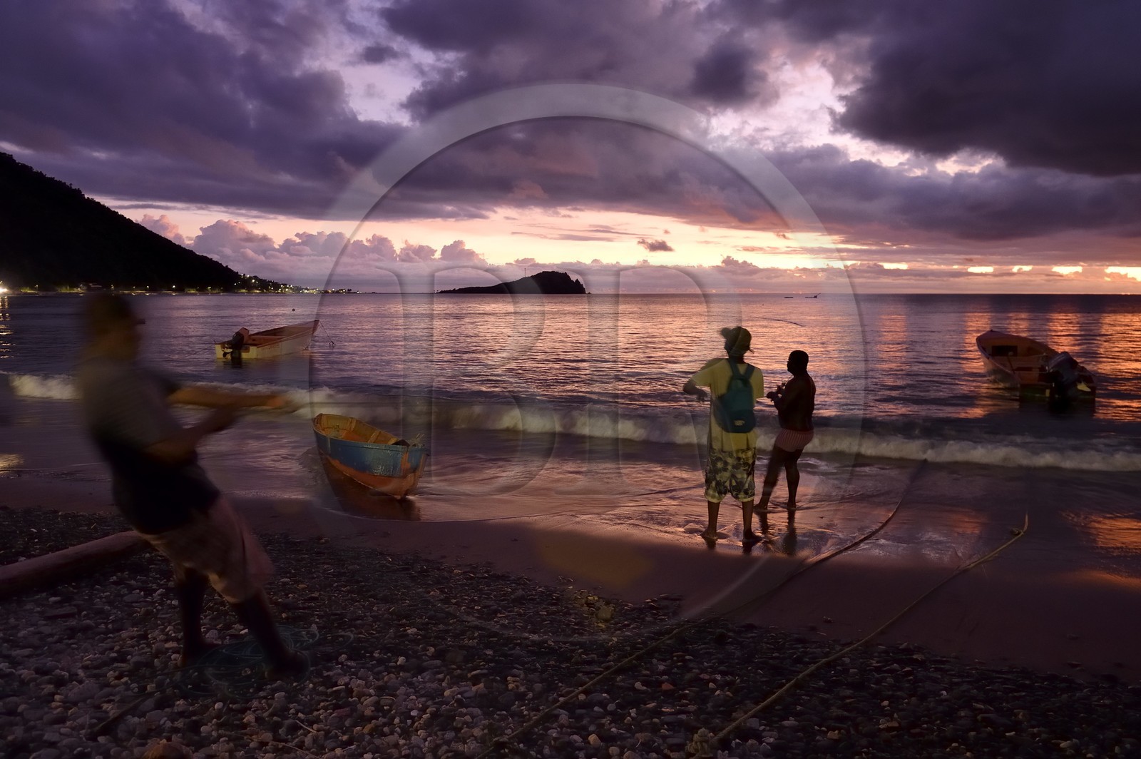Caraïbes, Ile de la Dominique, baie de Soufrière, le village de Soufrière, pêche au filet en bordure de plage à la tombée de la nuit